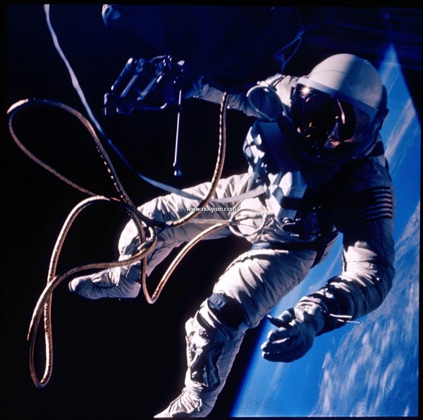 spacewalk_gemini4_f.jpg