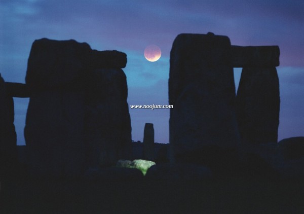 LunarEclipseStonehenge_perkins_1.jpg