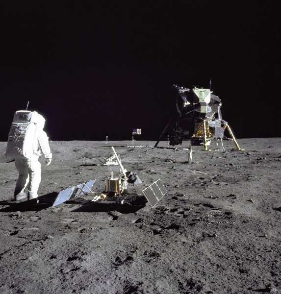 aldrinseismometer_apollo11_big.jpg