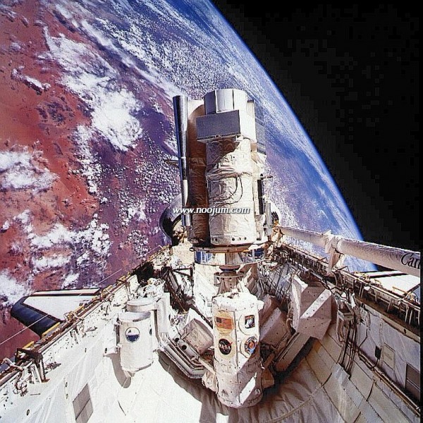 astro2_sts67_big.jpg