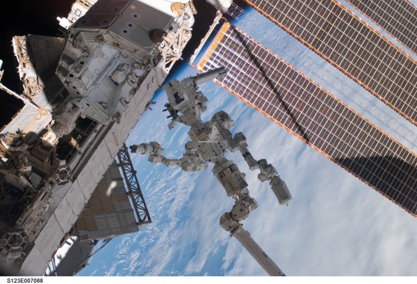 dextre_sts123_big.jpg