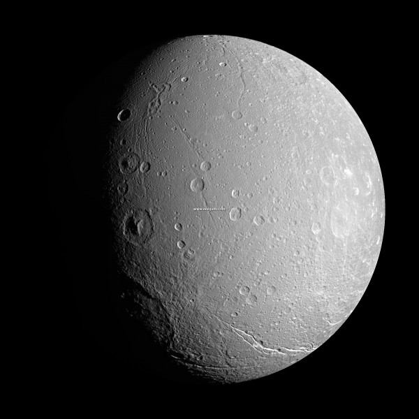 dione3_cassini_big.jpg