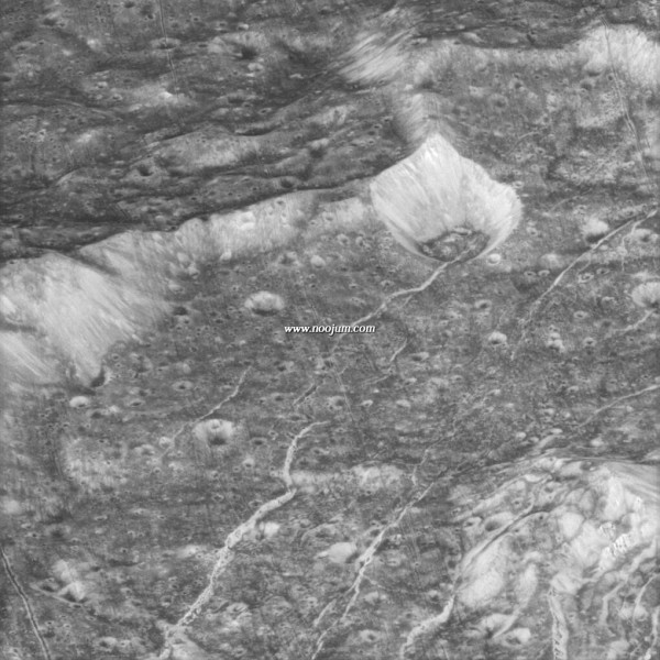 dione4500_cassini_big.jpg