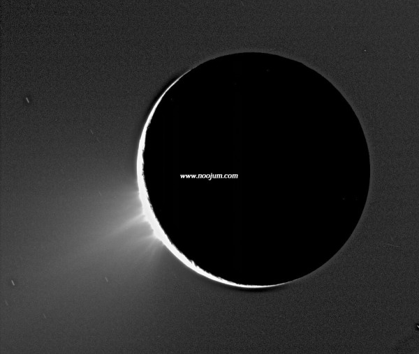 enceladusfountains_cassini_big.jpg
