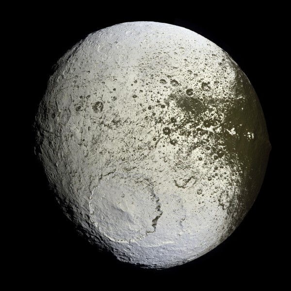 iapetus2_cassini_big.jpg