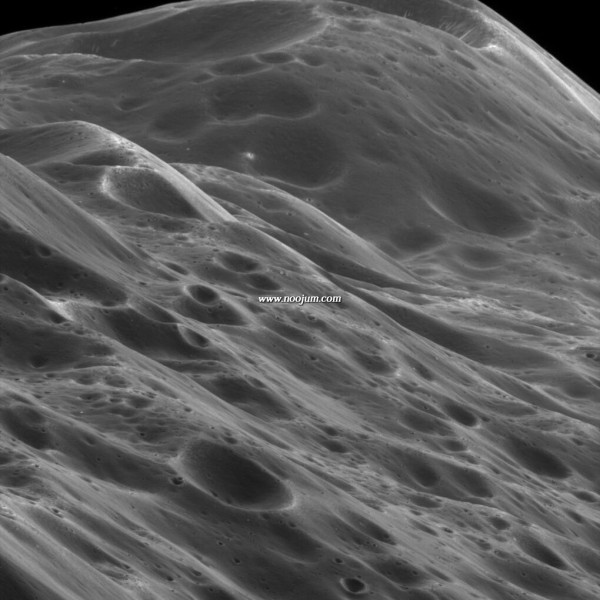 iapetusterrain_cassini_big.jpg