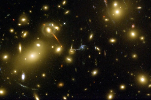 ngc2218_hst_big.jpg