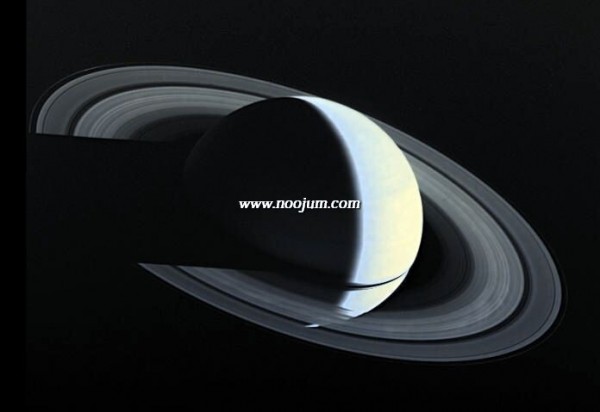 nightsaturn_voyager1_big.jpg