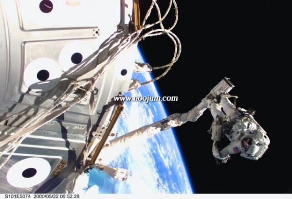 sts101_arm_big.jpg