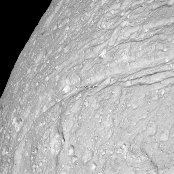 tethysflyby_cassini_big.jpg